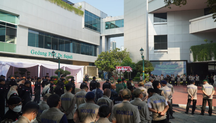 Upacara penyematan penghargaan berlangsung di halaman Gedung Prof. Dr. Sujudi Kemenkes RI, Jakarta.