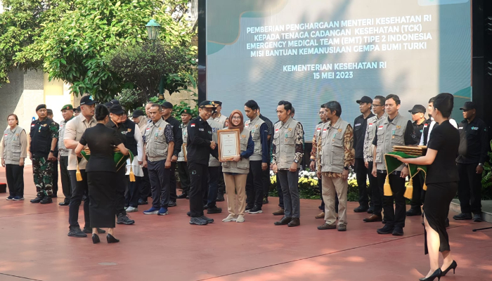 Menkes RI Budi Gunawan Sadikin menyerahkan penghargaan kepada dr. Aqila.